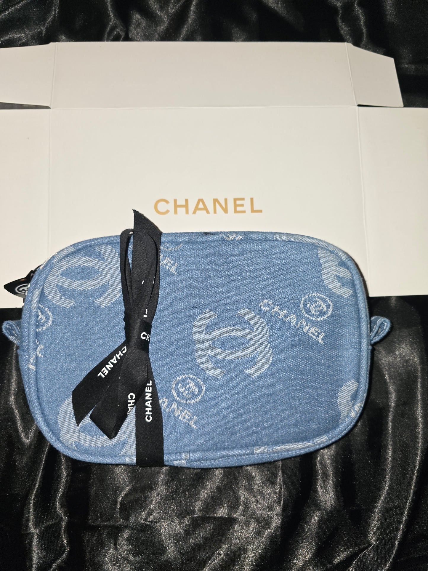 Chanel CC Beaut'e Blue Jean Denium Crossbody W/ Box & Ribbon 🎀